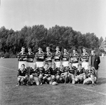 126350 Groepsportret van de spelers van de Utrechtse Rugby Club (U.R.C.) op het Sportpark Overvecht Noord aan de ...